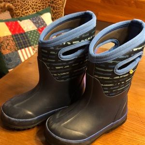 Bogs waterproof toddler boots. Size 8. Navy.